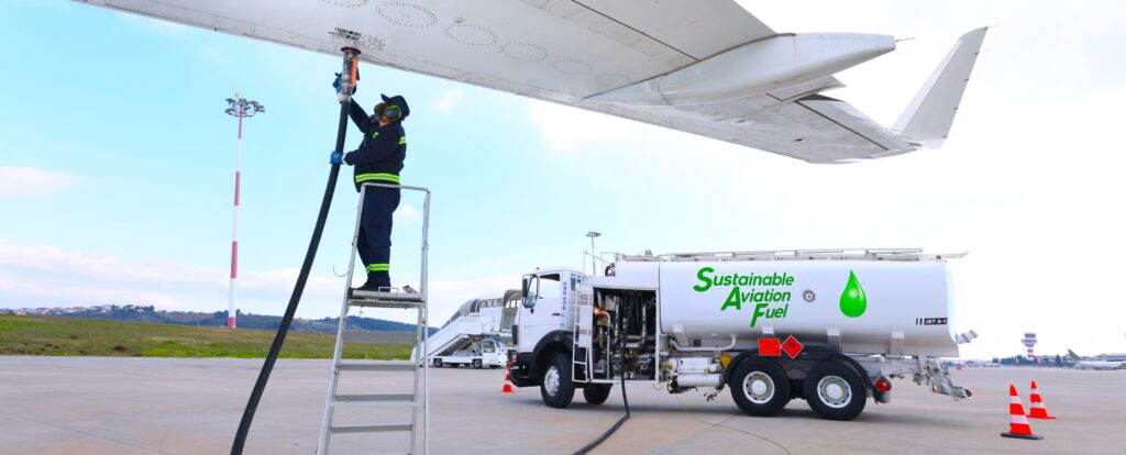 AdobeStock_8176439123 Aircraft being refueled with sustainable aviation fuel on an airport runway, highlighting eco-friendly aviation solutions and renewable energy in air transport.